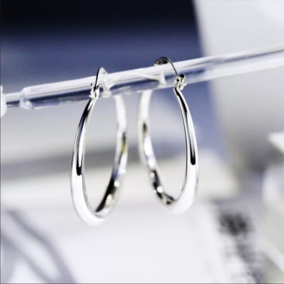 New Womens  18K White Gold Round Hoop Earrings - Picture 2 of 3